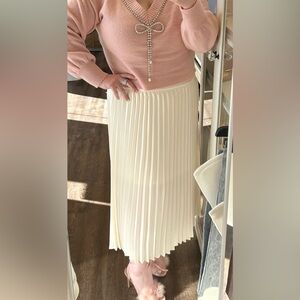 Pleated ivory skirt by Simply Vera Wang